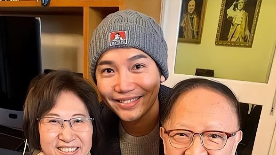 资深艺人钟景辉88岁低调入住老人院，学生暖心庆生引关注