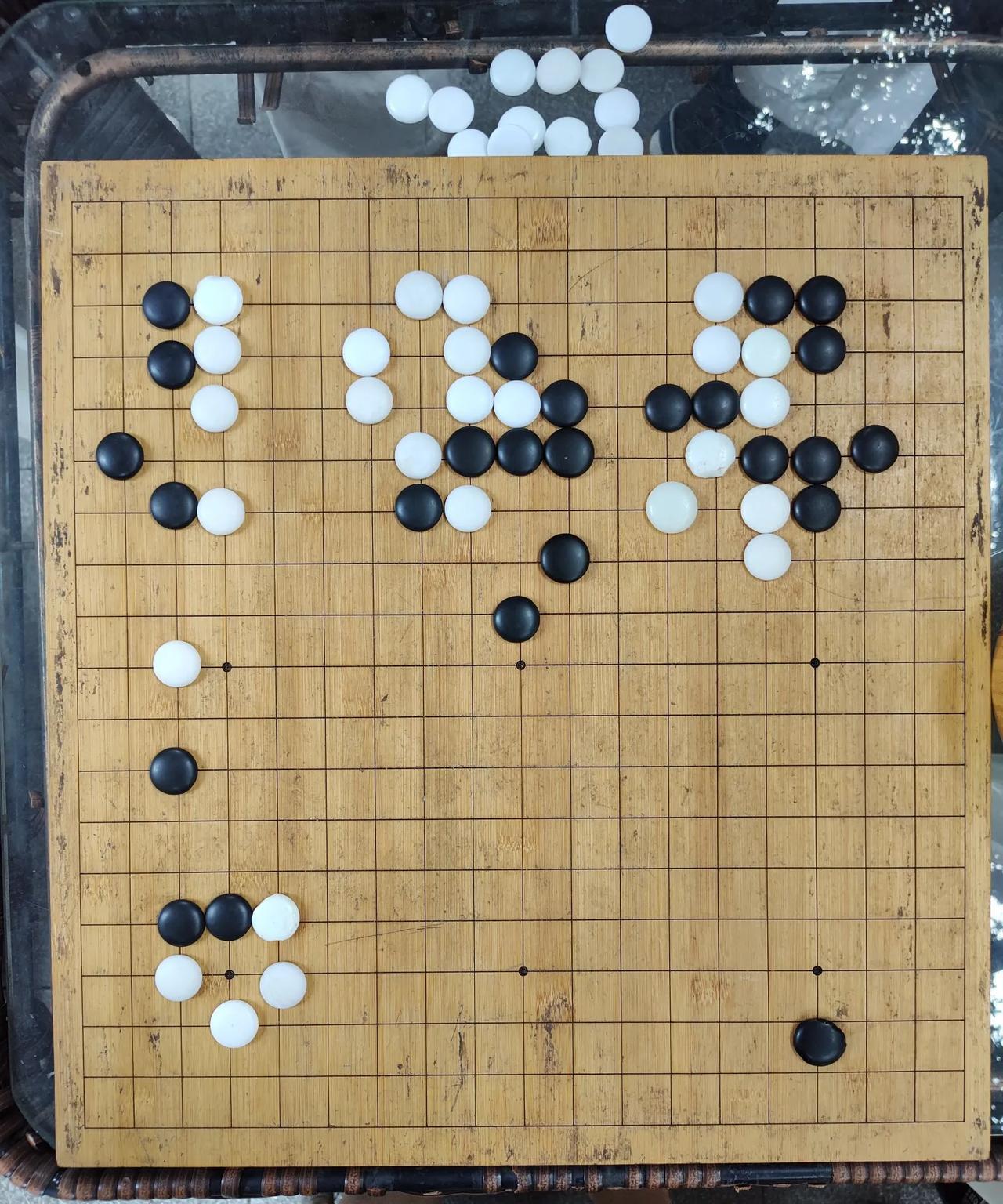 草根围棋，欢迎大家点评。
如图局面。白先。
白方是应该联络上方两块白棋，还是先处