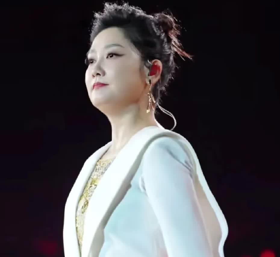 想不到玲花竟这么有情有义！令人动容！令人敬佩！
凤凰传奇青岛演唱会人山人海，座
