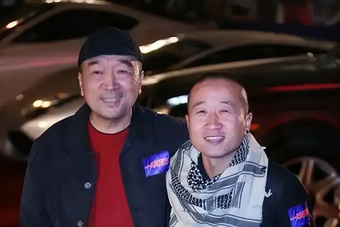 1999年，李保田儿子李彧被人忽悠签了300万的合同，对方说:“只要让你爹来客串