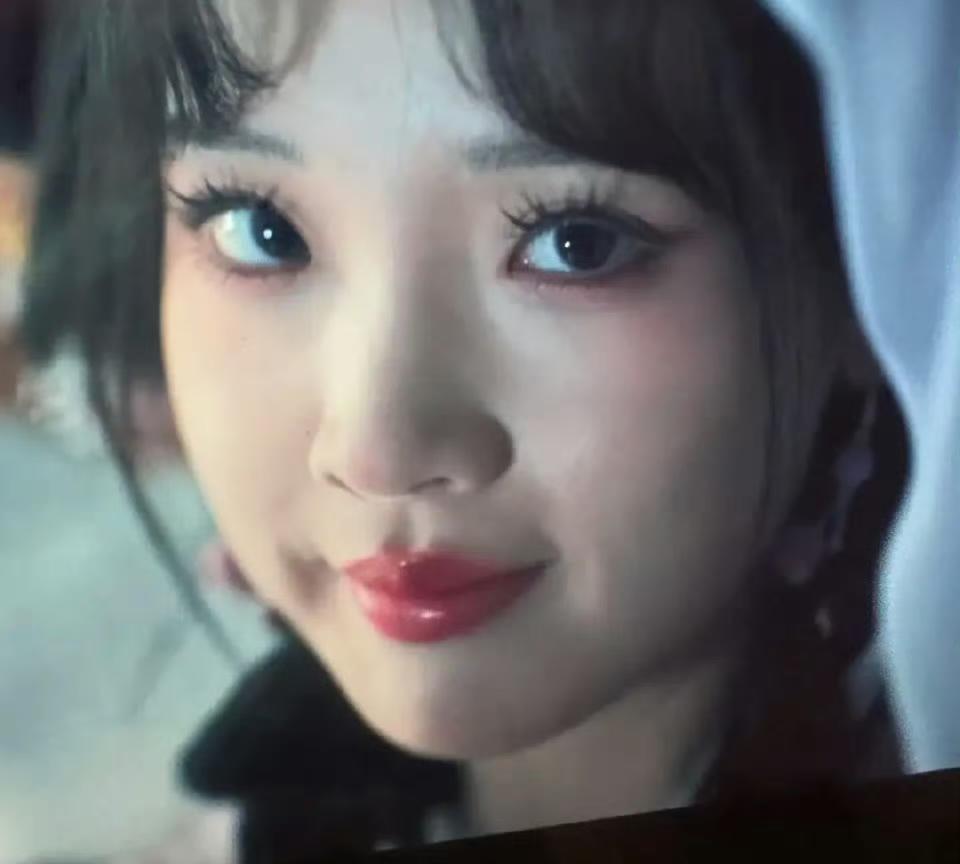 这个太阳花睫毛是认真的吗？
omg！古装剧里出现了美妆博主…