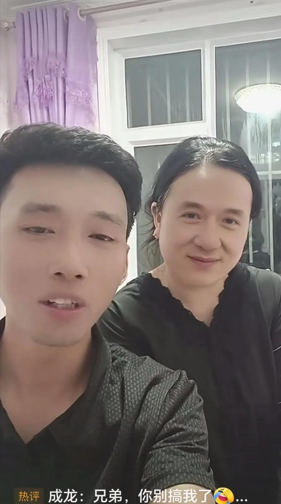 太像了，男子的老婆长得太像成龙，受到很多人的调侃和关注！
很多人说，简直是男扮女
