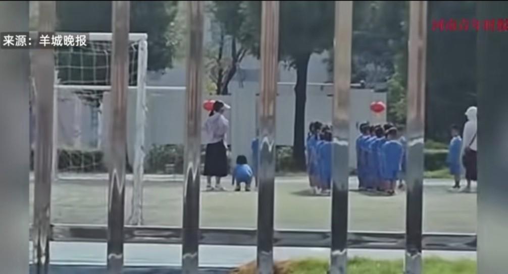 让调皮的小学生做5分钟的深蹲，到底刺痛了谁的神经？广东中山一小学，女老师让调皮小