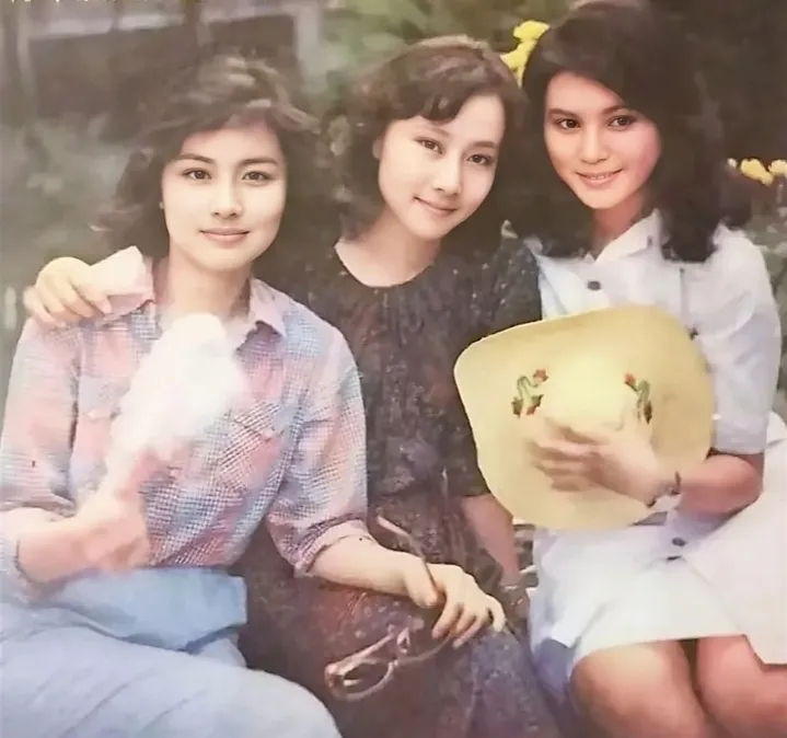 80年代三位当红美女演员的一张留影，赵娜、黄梅莹、张晓敏