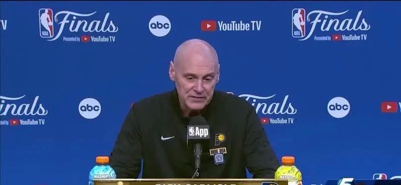 卡莱尔比雷霆主帅强的一点：绝对自信！
步行者一路走过来都被当作下狗，但是卡莱尔很