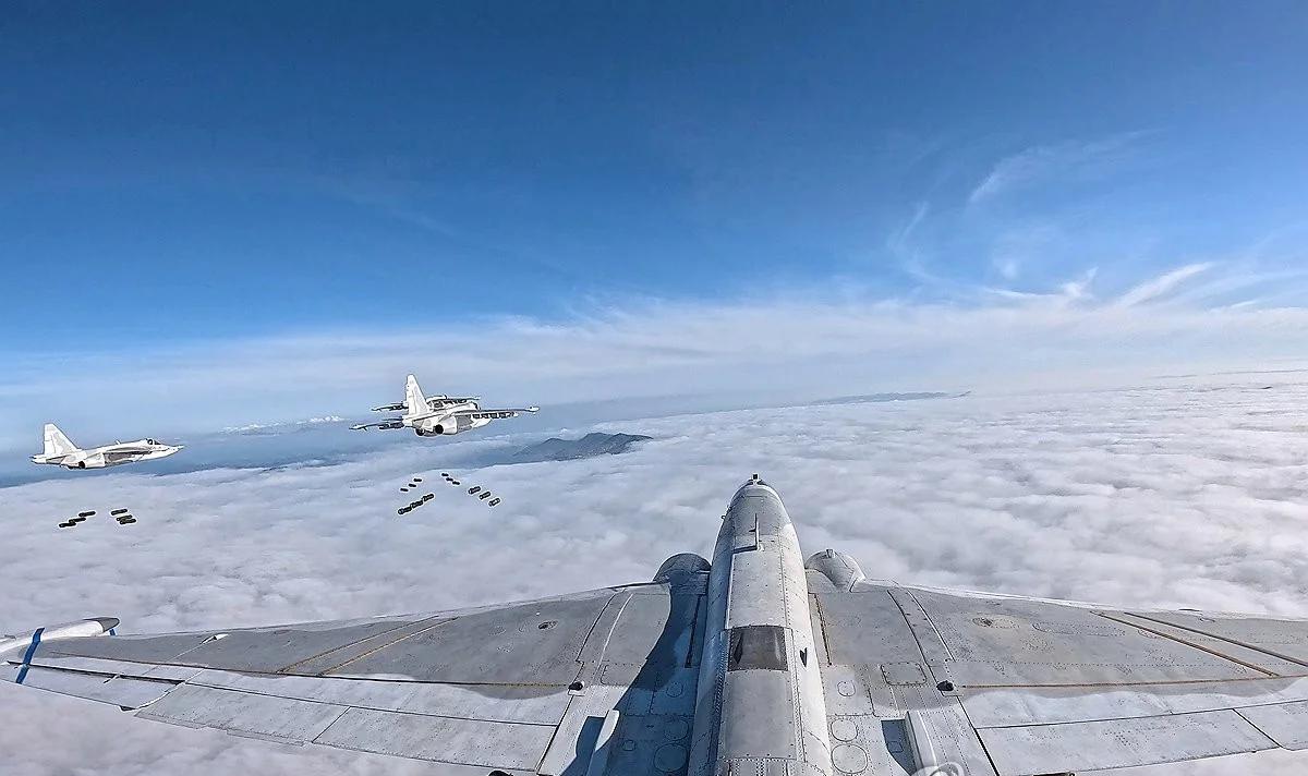 朝鲜苏25攻击机投掷老式航空炸弹，还是二战圆头造型