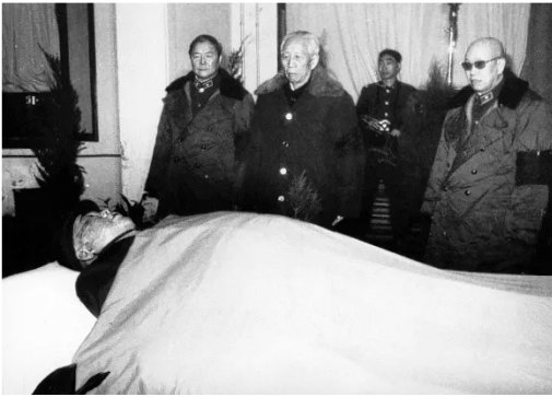 1985年10月22日，许世友上将因患肝癌，在南京病逝，享年80岁。站在他遗体前