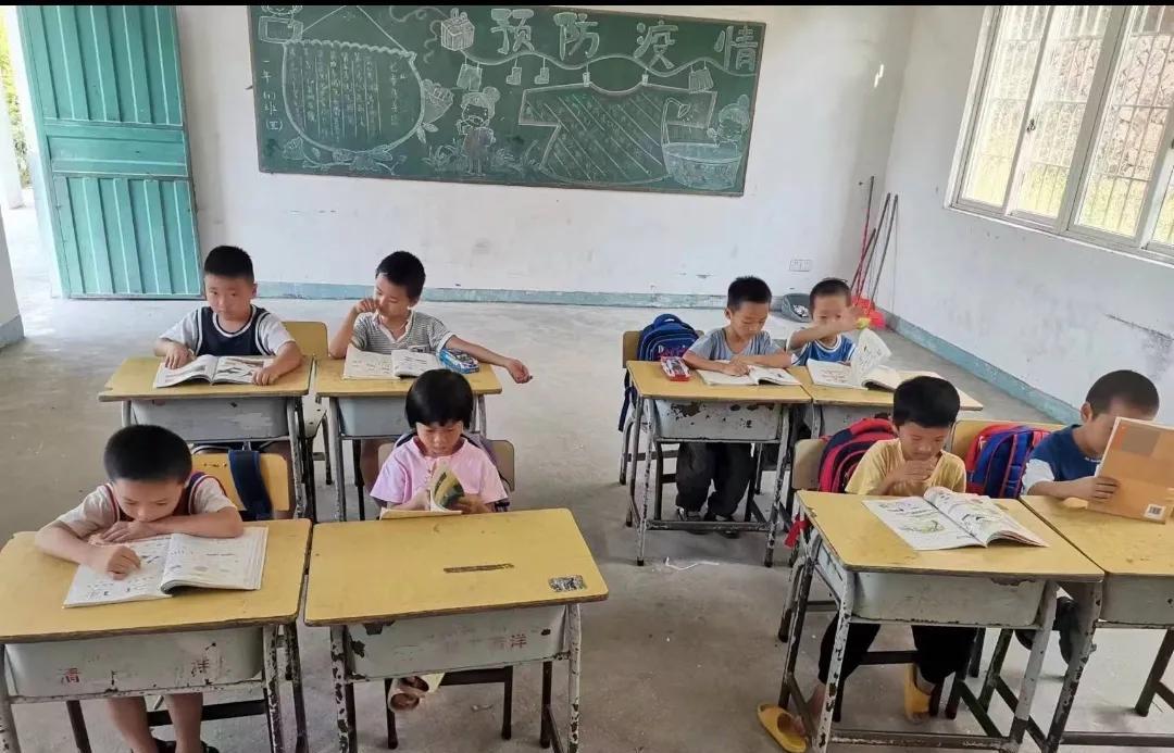 现在的乡镇学校学生越来越少，究其原因：一是出生率越来越低成，孩子越来越少；二是乡