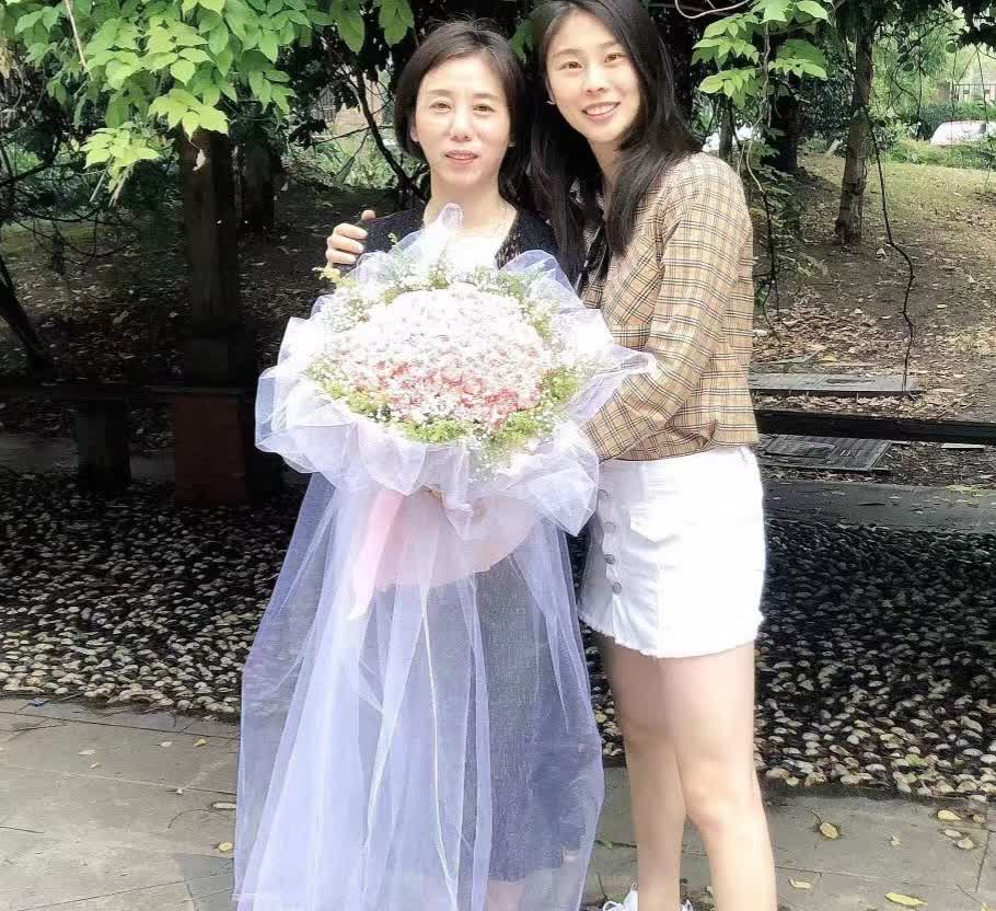 女篮王思雨和母亲的同框合影。母女俩长得真像，换上时尚装得王思雨气质清新漂亮、知书