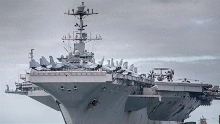 特朗普又丢大脸！美军航母紧急撤退丢盔弃甲，连战机带车甩进大海