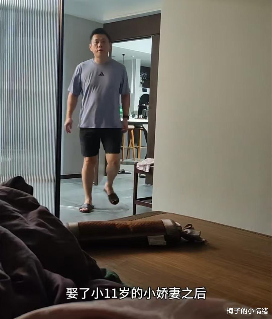 58岁男子晒47岁小娇妻，帅气短发可盐可甜，网友：换我也心动