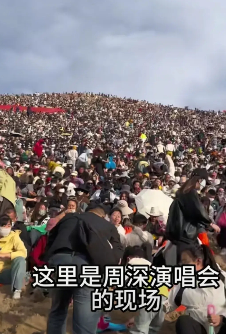 太震撼了，演唱会开到沙漠里去。
整座沙漠大山都被人围满。
如此多人，齐聚鸣沙山月