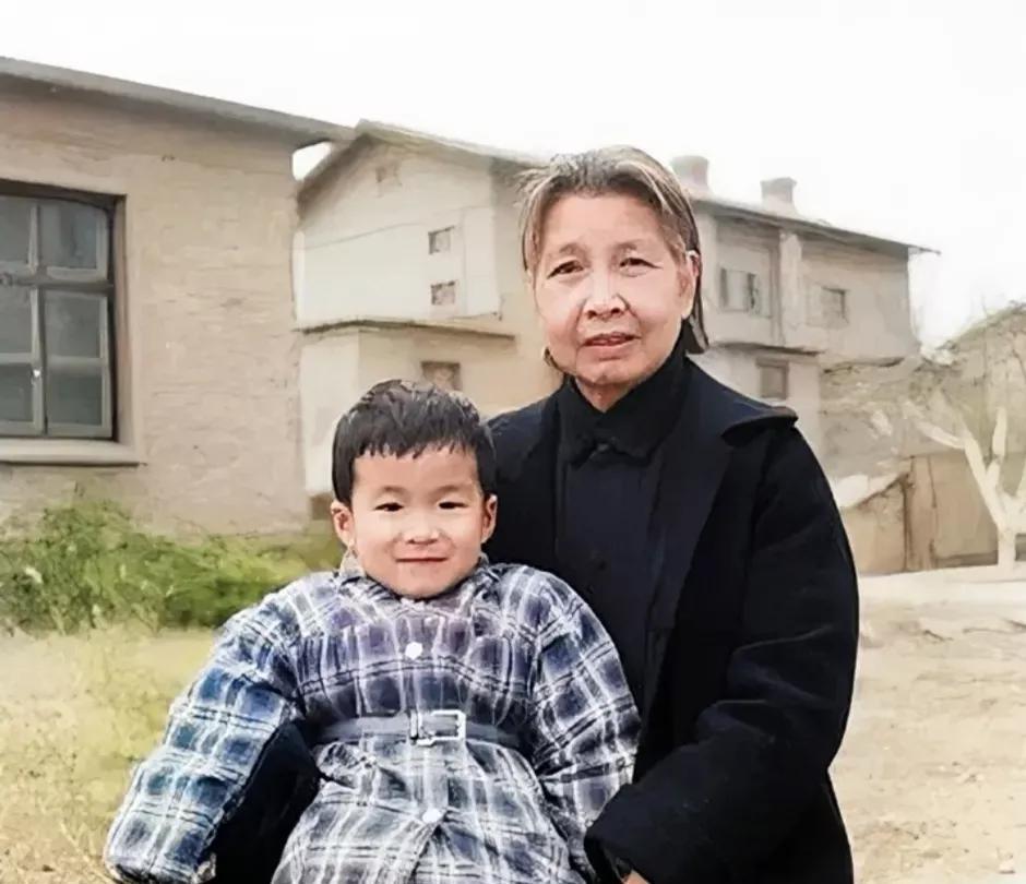 1970年代初，陕西临潼干休所，曾志怀抱小外孙张亮，温暖又温馨，其乐融融，合影留