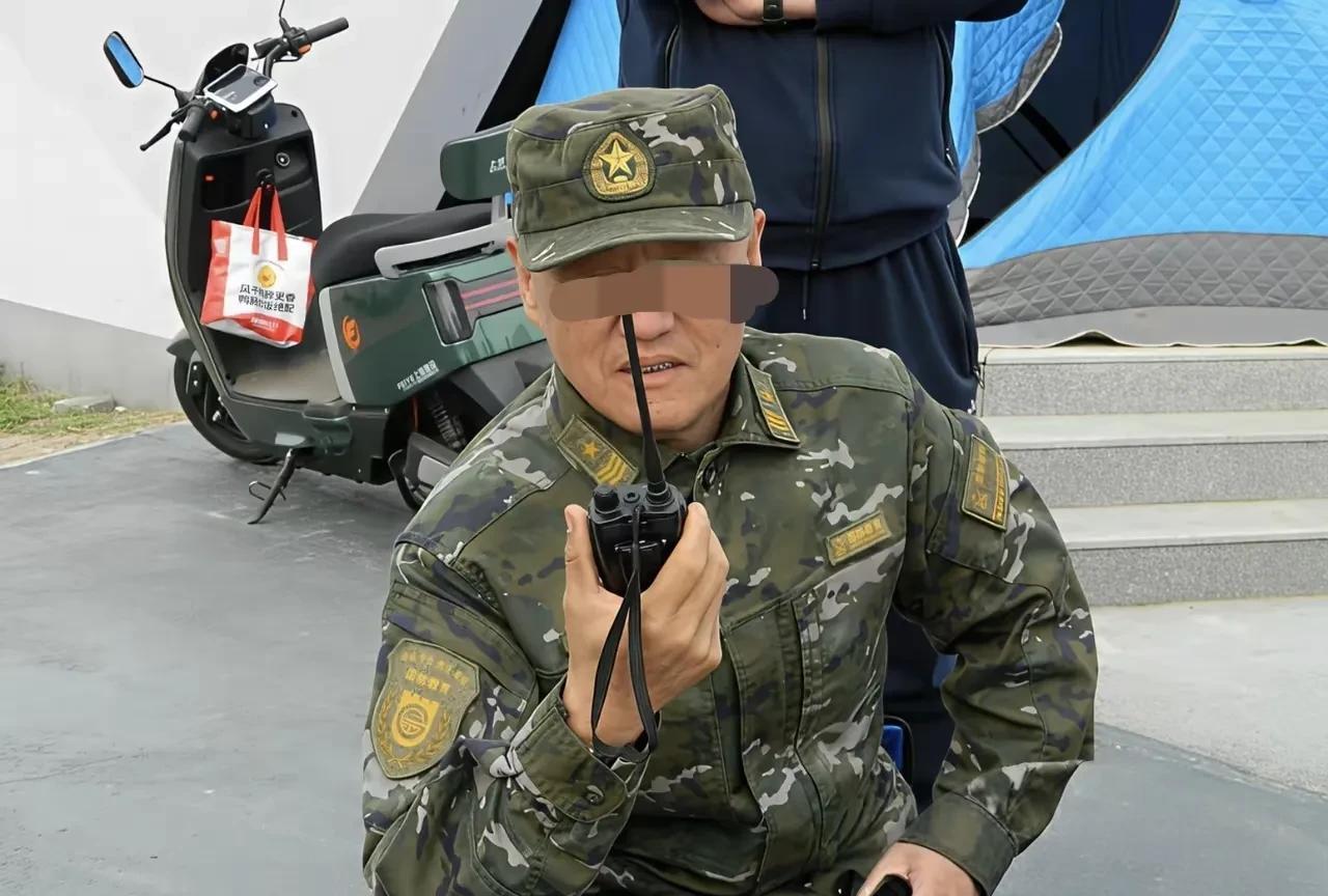 简直是太像了，不仔细看还以为是一名二级军士长呢？结果惊掉了下巴。
照片中这名男子