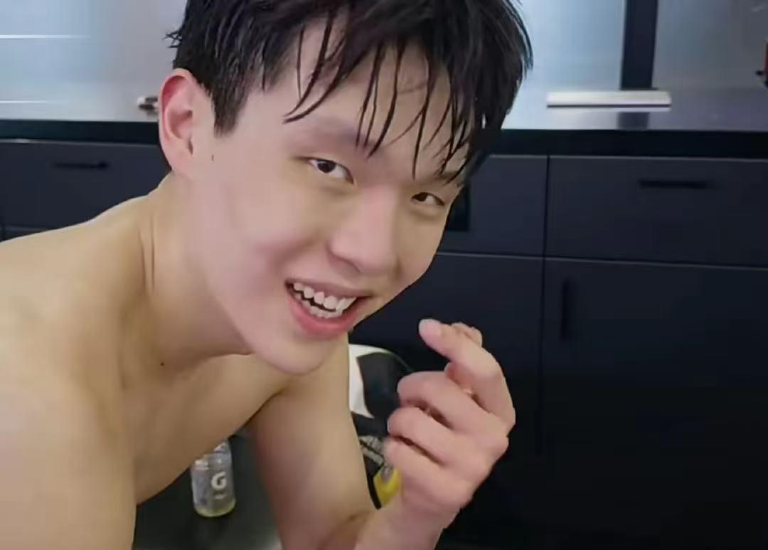 杨瀚森手腕伤痛是虚惊一场吗？
杨瀚森大洋彼岸的冲击NBA之旅牵动着中国球迷的心，