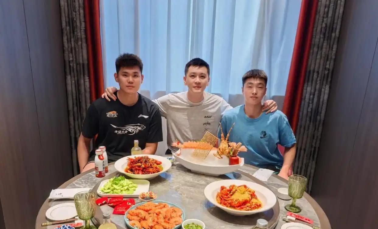 杨鸣出手不凡！
因为球场群殴事件，辽宁男篮潜力新星黄秋实、张峻豪被禁赛3年！辽宁