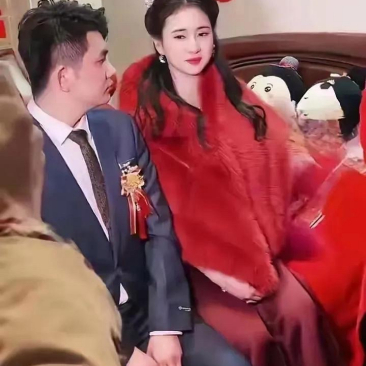 我看了这新郎新娘一眼，突然明白了为什么新郎一脸不开心了，换作是我，我也一样不开心