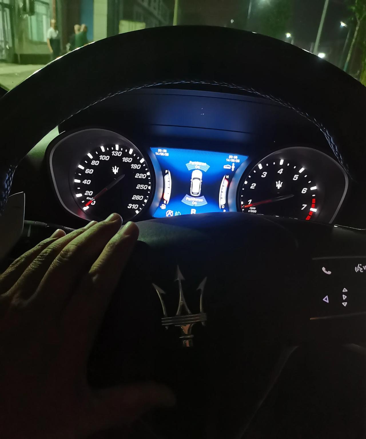 开豪车，4.0T的排量，5002毫米的车长，确实底盘扎实。稳，肯定是费油！。这不
