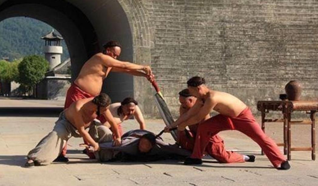 1734年，俞鸿图被雍正皇帝处以腰斩。由于刽子手给了他一个慢死，被斩为2截的俞鸿