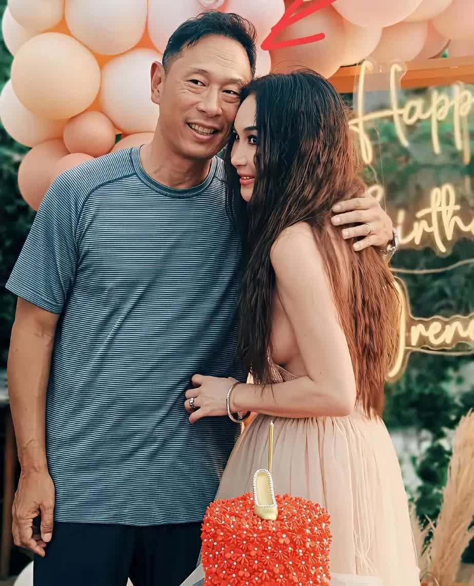 温碧霞都快60了，穿衣还是那么大胆

一点不遮掩自己的身材，有时候穿的裙子领