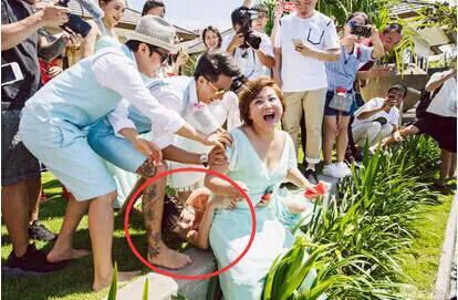 王思聪曾在公开发文讽刺：“柳岩这人就是典型的胸大无脑，如果她有一丁点脑子，就不会