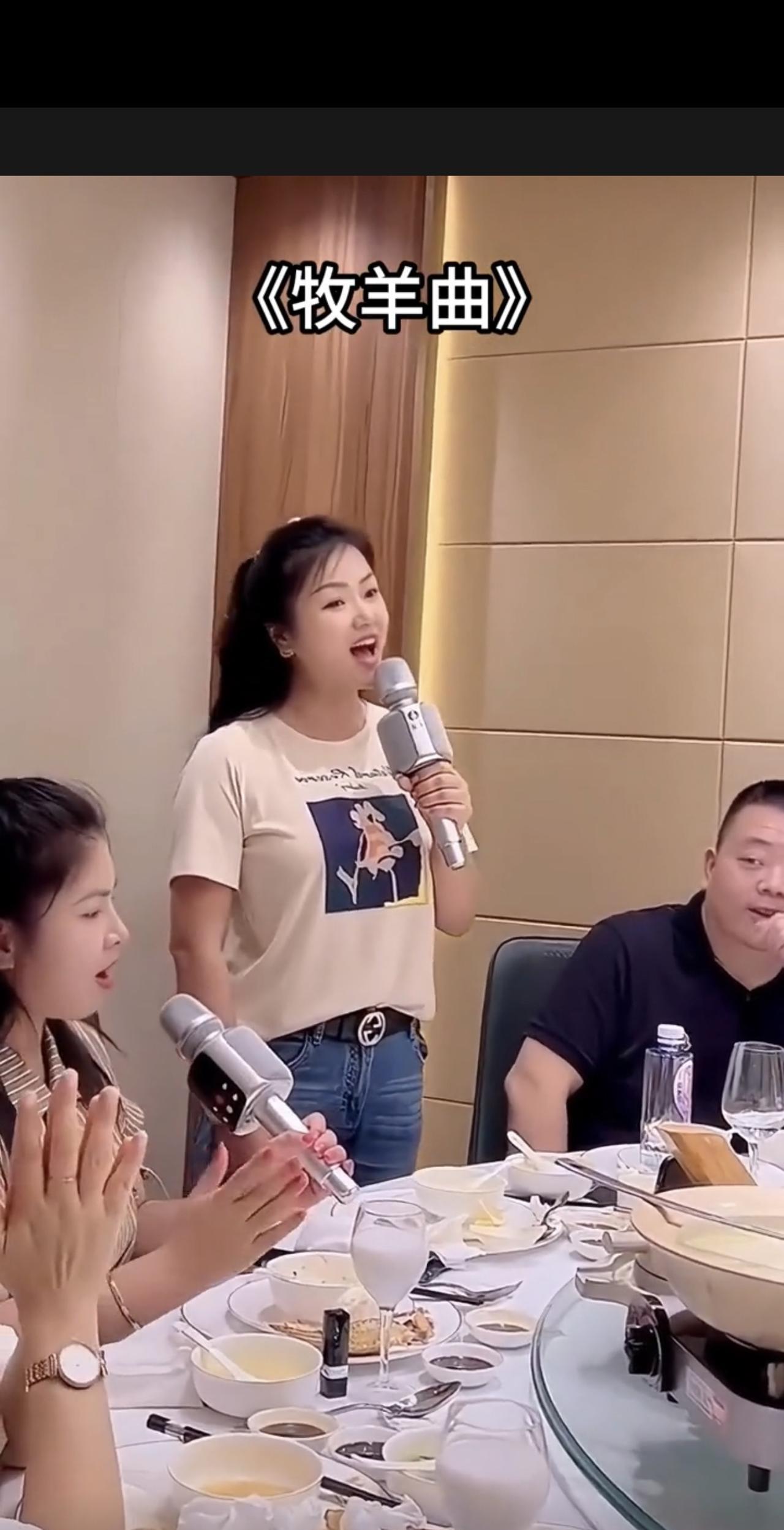 即兴演唱
席间，罗娇起身，话筒轻握。一首《牧羊曲》，似从山涧淌出的清泉，倾泻而下