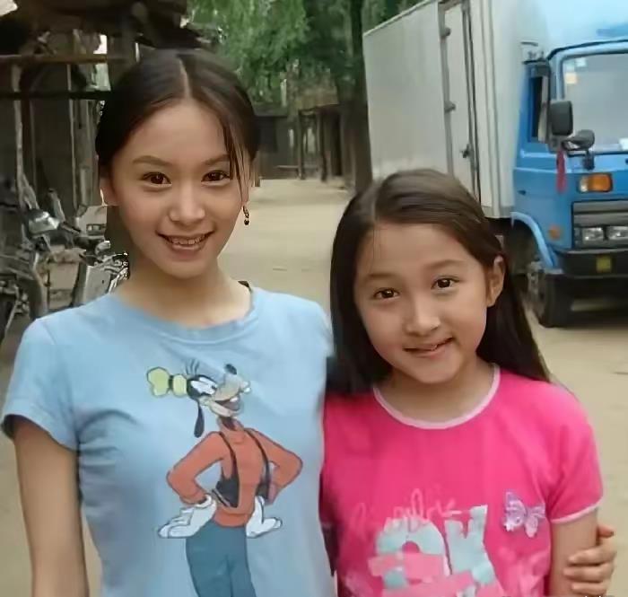 王子文和关晓彤，从小就是好朋友，长大后，关晓彤的知名度比王子文高很多，不知道王子