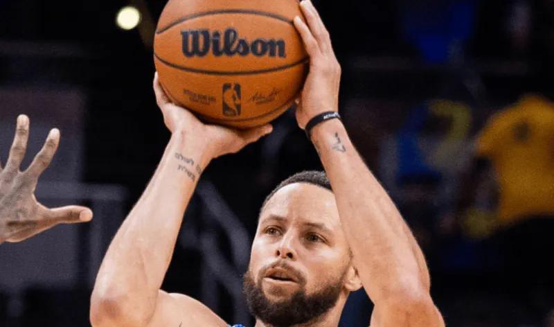 恐怖如斯，今天，库里宛如天神下凡一般，将勇士绑在裤腰带上，拖着前行。
库里：那些