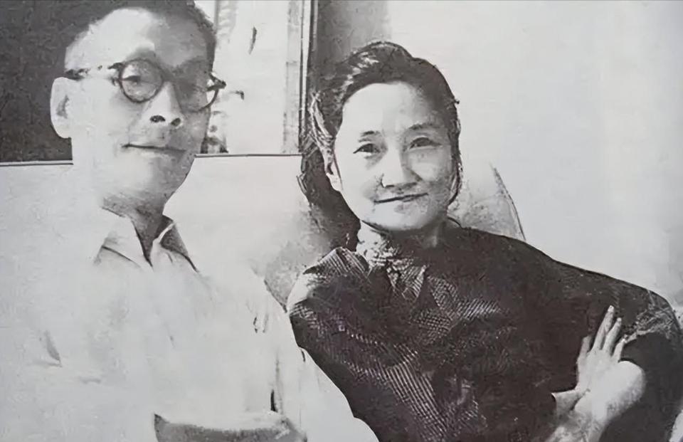 “你既然喜欢陆小曼，为什么迟迟不肯与母亲离婚，让她以泪洗面几十年！”面对女儿声嘶