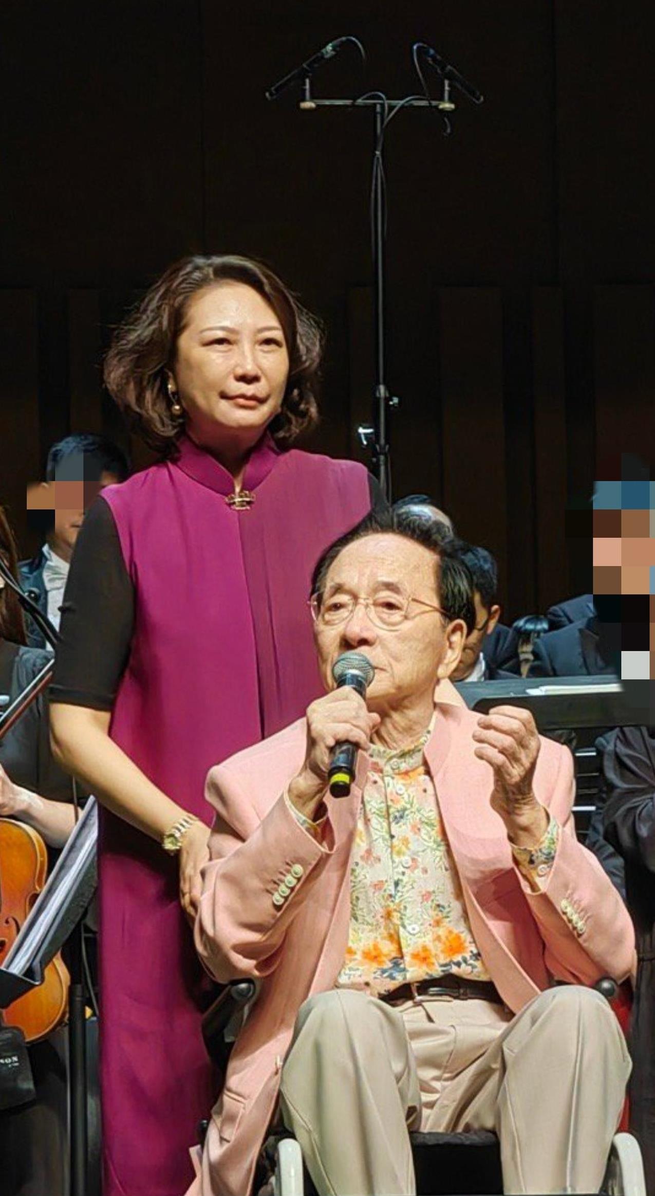相知相伴33载，昨晚小提琴协奏曲《梁祝》作曲家陈钢坐轮椅台上表白爱妻，“谢谢把我