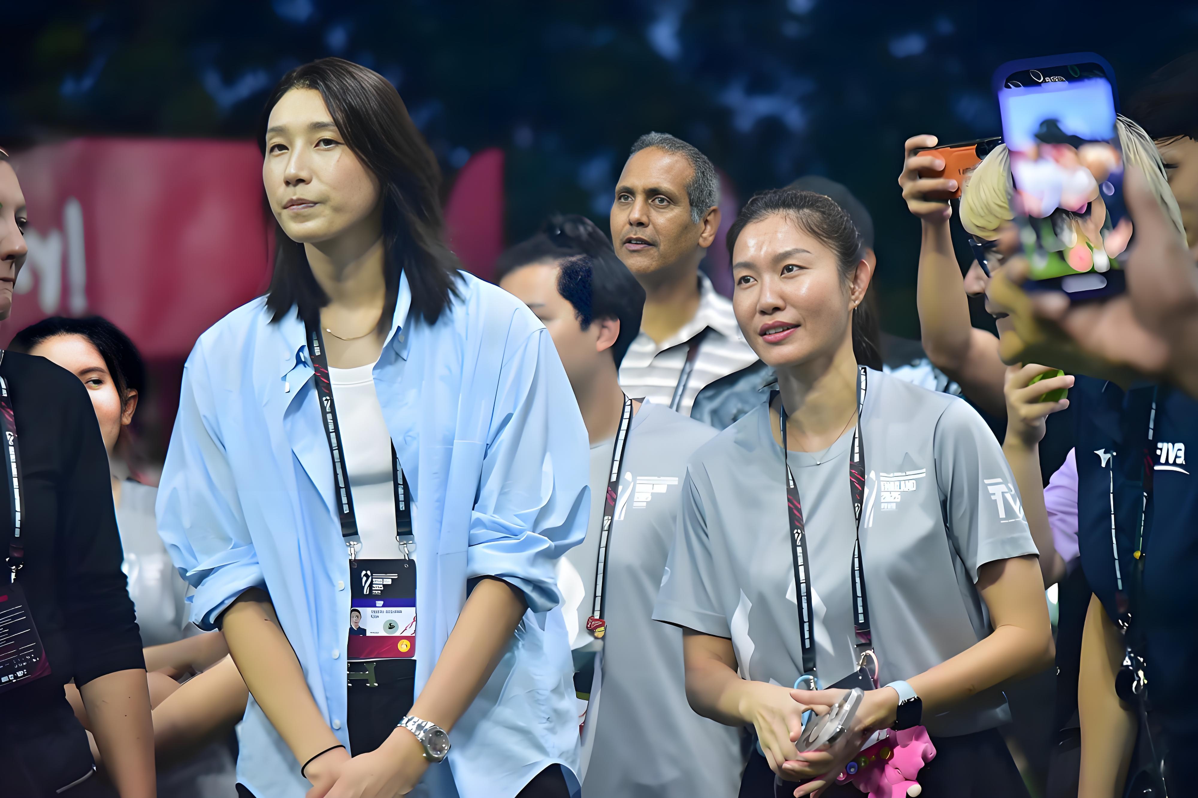 女排世锦赛成人之美，金哥与萨拉姨破冰同框
