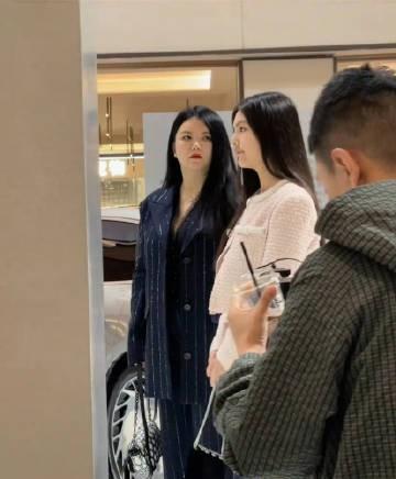 李湘一看就是富婆样貌，气血充盈，王诗龄一看就是豪门千金那种。李湘之前说王岳伦总让
