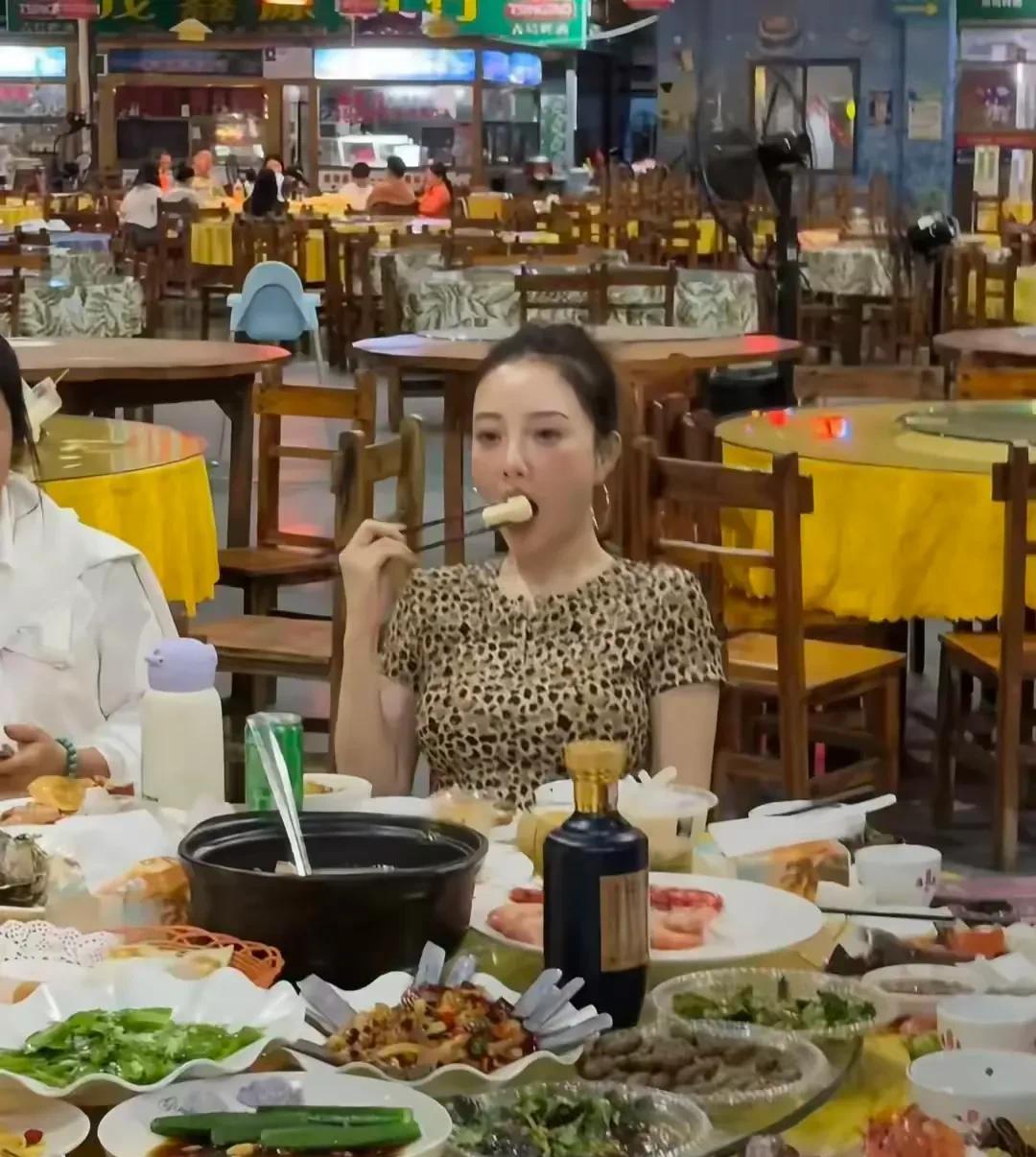 43岁的李小璐，不惧女儿甜馨风波，现身海南旅游，身穿紧身豹纹裙，勾勒出完美曲线，