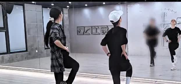 吴宣仪组二公赢了，陈德容又被大家盯上了，这次可不是因为颜值，而是因为她的表现。

