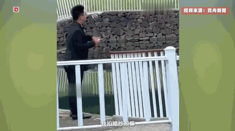 “这就是命啊！”近日，浙江舟山，一位男子和妻子拍婚纱照时，趁着妻子换衣服的间隙，