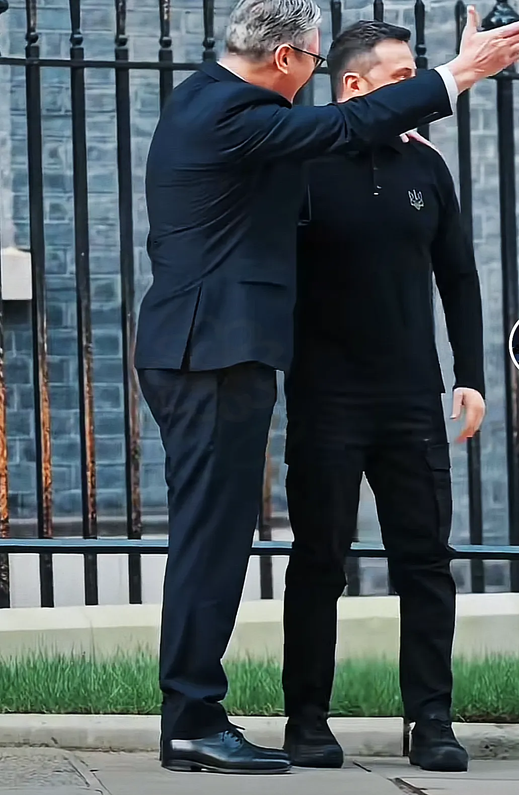 受屈辱48小时后反击！
这几日，乌总统小泽与新任英国首相斯塔默在唐宁街一见如故，