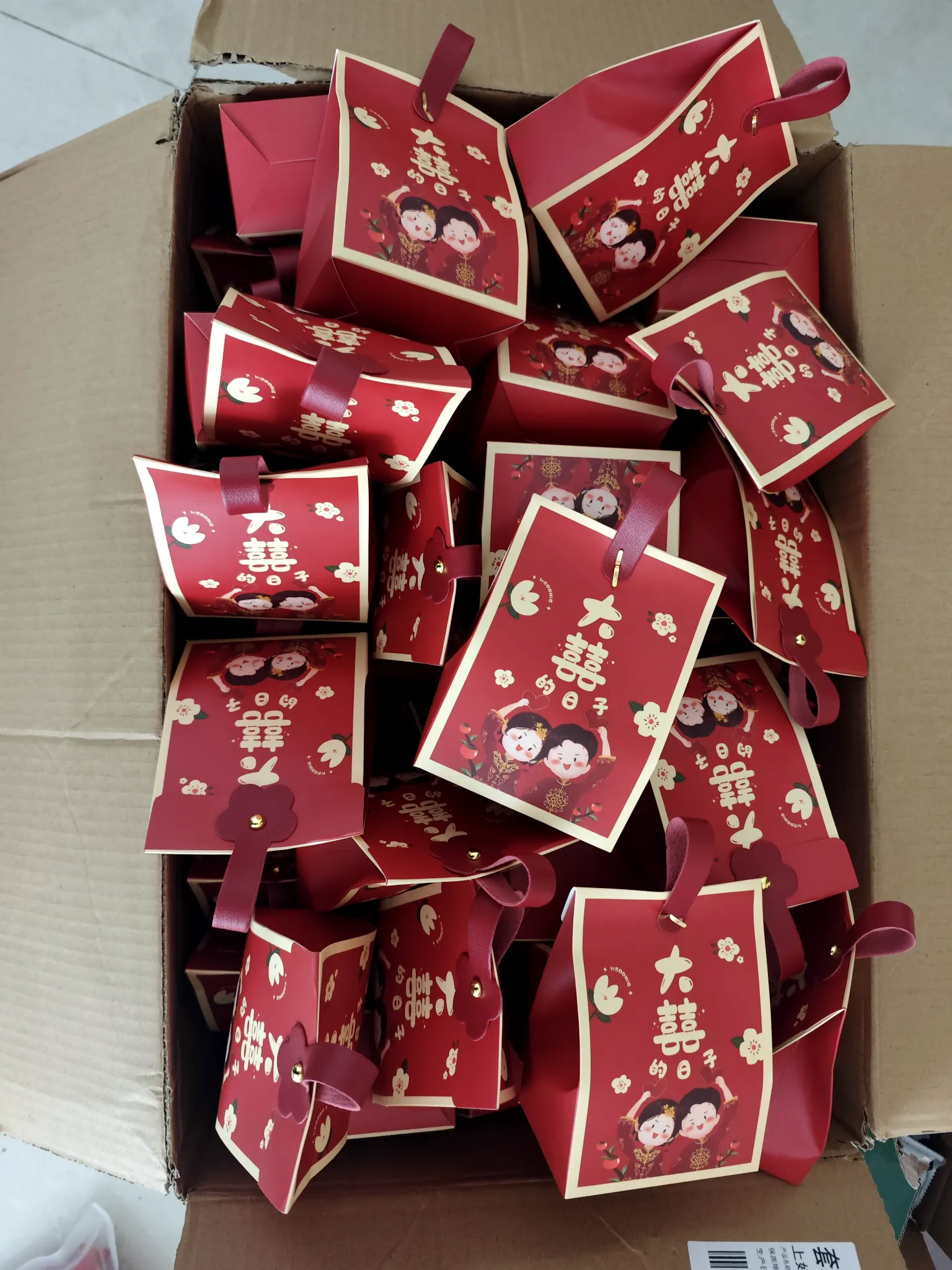 我家儿子的婚礼即将到来，我这几天在紧锣密鼓的给儿子备婚，我负责了喜字，各种红包，