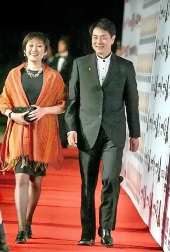 哇哇哇，照片左边这个温婉娴熟，气质美如兰，人美歌甜的不就是著名的歌手十演员的成方