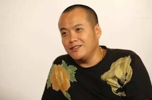 知名导演宁浩非常喜欢带大金链子，每次拍完一部戏，他就会去金店买一条金链子来犒劳自