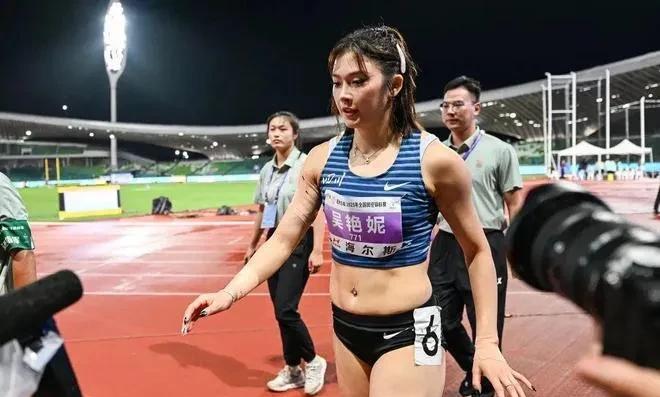 吴艳妮的好消息和坏消息
好消息就是她终于可以凭借积分入围东京世锦赛了，而且是压线