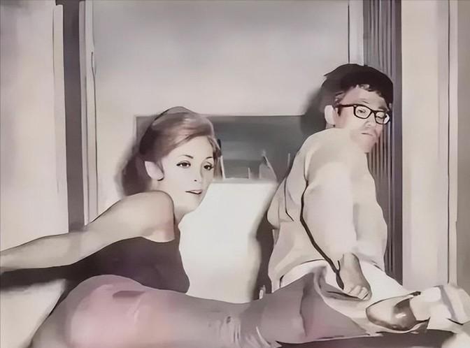 1968年，绝色女星莎朗·塔特聘请年轻帅气的李小龙，当自己的私人教练，李小龙时常
