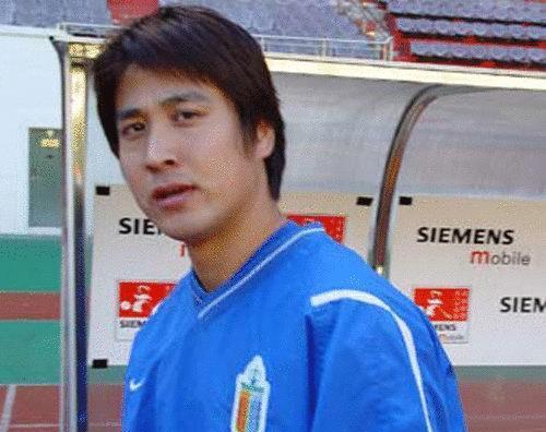 回顾2002年甲A联赛首轮的上海德比，对上海申花球迷来说是有点奇特的感觉。因为申