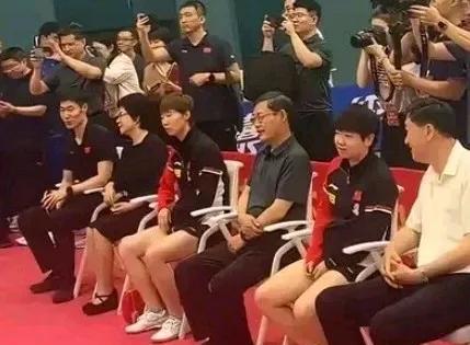 我发现王励勤主席一个秘密！你们没发现吧？
我告诉你吧，那就是王励勤主席不喜欢突出