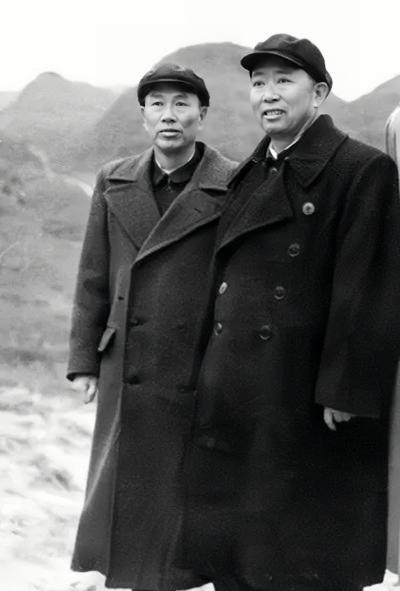 【当副省长成"高危职业"，他为何偏往枪口撞？】
1960年的成都街头，一位穿空军