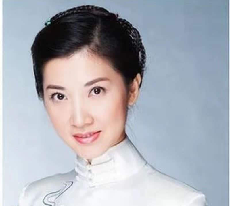 50岁主持人伍燕：父亲是警察，母亲是教师，低调嫁中山富商生子
