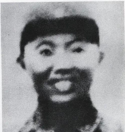1942年，神枪手王凤麟遭叛徒出卖，被日军围在山上，打到只剩一颗子弹时，他犹豫了