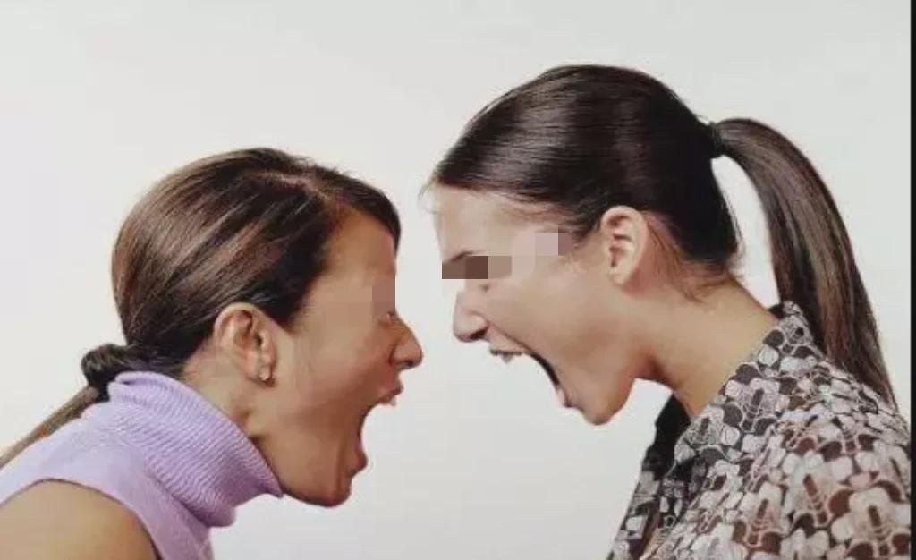 浙江，老夫妻有2个女儿，2套房子，他们决定百年后一个女儿分一套。原本挺简单的分配