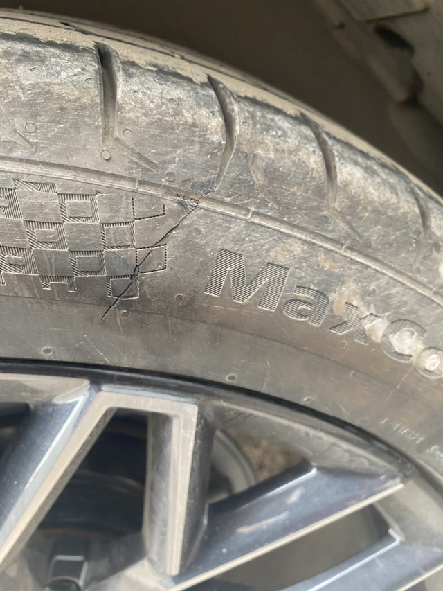 长安unit 轮胎
车友们，看看这种需要换轮胎嘛，倒车碰裂了，换的话有没有推荐的