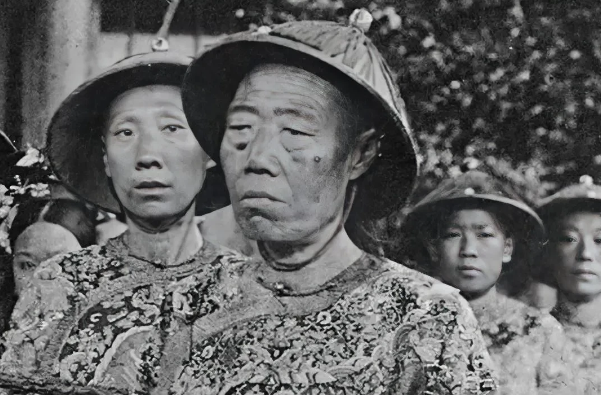 1908年慈禧太后去世，李莲英请求回老家养老。隆裕太后面色不善，心想：“你做了多