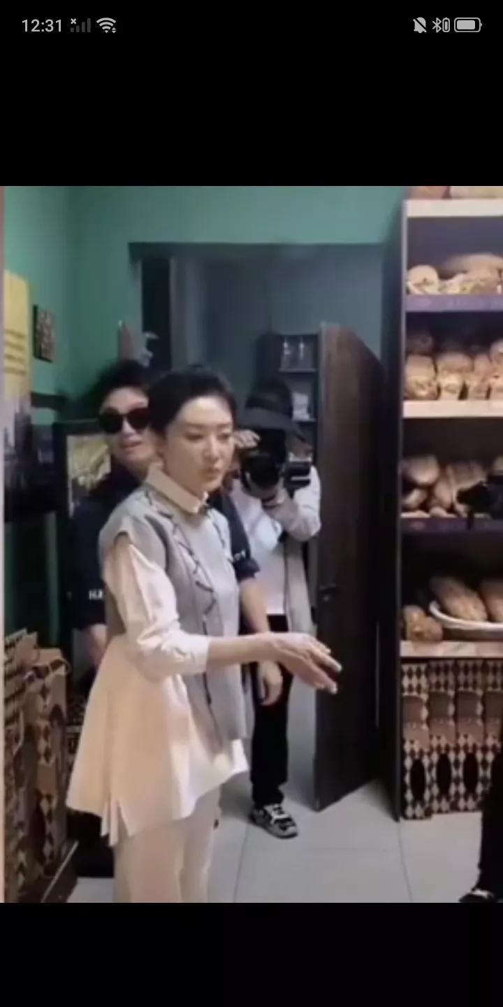 昨天有网友在哈尔滨中央大街偶遇前央视著名主持人周涛。53岁的周涛依旧年轻漂亮，穿